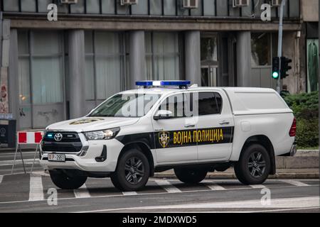 Forze di polizia e membri di forze speciali di polizia antisommossa in uniformi e blocchi stradali Foto Stock