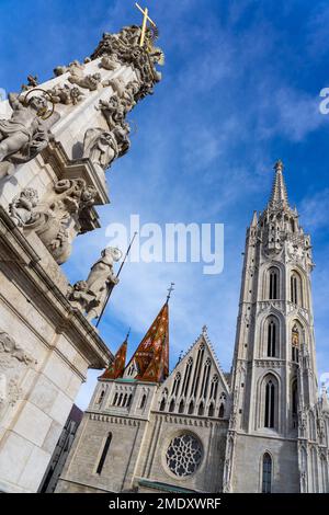 Bella Matyas templom Matthias chiesa nel castello di Buda Budapest con cielo blu con la statua della trinità . Foto Stock