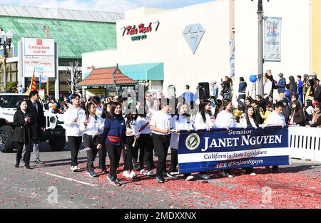 WESTMINSTER, CALIFORNIA - 22 GENNAIO 2023: Persone che portano una bandiera per il senatore Janet Nguyen alla Tet Parade che celebra l'anno del Cat. Foto Stock