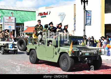 WESTMINSTER, CALIFORNIA - 22 GENNAIO 2023: I membri degli alleati vietnamiti dei veterani americani cavalcano in un veicolo militare la Tet Parade che celebra lo Ye Foto Stock