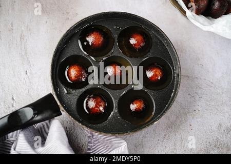 Unniyappam o Unni appam - tradizionale kerala fritto con riso secco noce di cocco ghee, fuoco selettivo Foto Stock