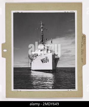 Bering Sea Patrol - dispensario galleggiante, Cutter KLAMATH (1 di 10). Ancorato fuori Unalakleet, Alaska, sotto un cielo tardo estivo, gli Stati Uniti La Guardia di costa Cutter KLAMATH (WPG-66) si prepara alla fase di missione sanitaria della pattuglia del Mare di Bering del 1955. Per gli eschimesi che vivono qui, fornisce i servizi medici e dentistici attesi annualmente, non prontamente avuti in questa regione. Nel servire qui come dispensario galleggiante, il KLAMATH ha assistito il Dipartimento Territoriale della Salute e il Servizio nativo dell'Alaska nel loro programma sanitario per i nativi in aree isolate. A bordo del KLAMATH, funzionari del servizio sanitario pubblico a. Foto Stock