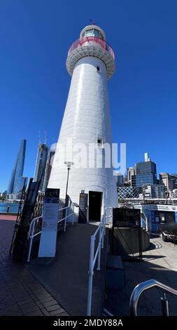 Una vista verticale ad angolo basso del famoso faro Cape Bowling Green Light in Australia. Foto Stock