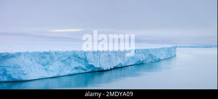 Ghiacciaio di Brasvellbreen, 45 km di torrente lungo a sud dalla cupola di ghiaccio Sørdomen di Austfonna che si sfuggono in mare, Nordaustlandet, Svalbard / Spitsbergen Foto Stock