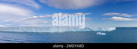 Ghiacciaio di Brasvellbreen, 45 km di torrente lungo a sud dalla cupola di ghiaccio Sørdomen di Austfonna che si sfuggono in mare, Nordaustlandet, Svalbard / Spitsbergen Foto Stock