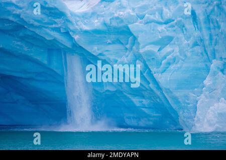 Cascata ai margini del ghiacciaio Brasvellbreen dalla calotta di ghiaccio Austfonna che si sfuggita nel Mare di Barents, Nordaustlandet, Svalbard / Spitsbergen Foto Stock