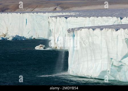 Ghiacciaio di Brasvellbreen, 45 km di torrente lungo a sud dalla cupola di ghiaccio Sørdomen di Austfonna che si sfuggono in mare, Nordaustlandet, Svalbard / Spitsbergen Foto Stock