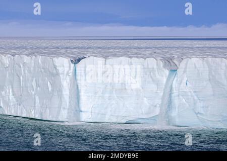 Cascate ai margini del ghiacciaio Brasvellbreen dalla calotta di ghiaccio Austfonna che si stende nel Mare di Barents, Nordaustlandet, Svalbard / Spitsbergen Foto Stock