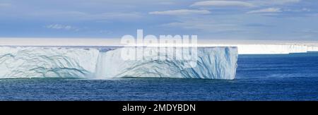 Cascata ai margini del ghiacciaio Brasvellbreen dalla calotta di ghiaccio Austfonna che si sfuggita nel Mare di Barents, Nordaustlandet, Svalbard / Spitsbergen Foto Stock