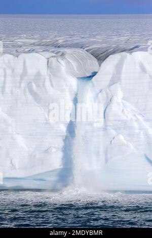 Cascata ai margini del ghiacciaio Brasvellbreen dalla calotta di ghiaccio Austfonna che si sfuggita nel Mare di Barents, Nordaustlandet, Svalbard / Spitsbergen Foto Stock