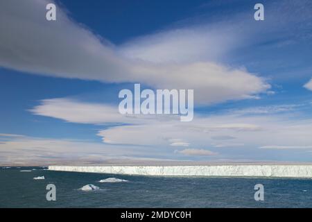 Ghiacciaio di Brasvellbreen, 45 km di torrente lungo a sud dalla cupola di ghiaccio Sørdomen di Austfonna che si sfuggono in mare, Nordaustlandet, Svalbard / Spitsbergen Foto Stock