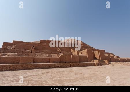 Un bellissimo scatto dello storico Ziggurat di Chogha Zambil sotto un cielo blu a Khuzestan, Iran Foto Stock