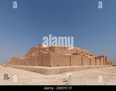 Un bellissimo scatto dello storico Ziggurat di Chogha Zambil sotto un cielo blu a Khuzestan, Iran Foto Stock