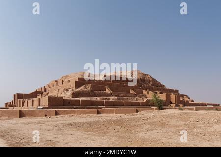 Un bellissimo scatto dello storico Ziggurat di Chogha Zambil sotto un cielo blu a Khuzestan, Iran Foto Stock