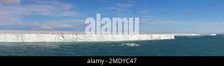 Ghiacciaio di Brasvellbreen, 45 km di torrente lungo a sud dalla cupola di ghiaccio Sørdomen di Austfonna che si sfuggono in mare, Nordaustlandet, Svalbard / Spitsbergen Foto Stock