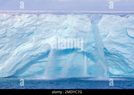 Cascate ai margini del ghiacciaio Brasvellbreen dalla calotta di ghiaccio Austfonna che si stende nel Mare di Barents, Nordaustlandet, Svalbard / Spitsbergen Foto Stock