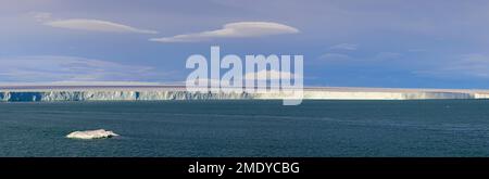 Ghiacciaio di Brasvellbreen, 45 km di torrente lungo a sud dalla cupola di ghiaccio Sørdomen di Austfonna che si sfuggono in mare, Nordaustlandet, Svalbard / Spitsbergen Foto Stock