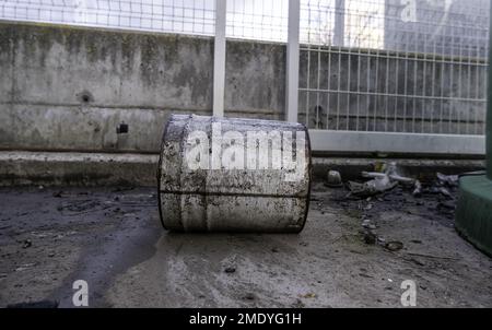 Particolare del vecchio tamburo di olio arrugginito gettato sulla strada Foto Stock