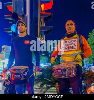 Haifa, Israele - 21 gennaio 2023: I manifestanti con la batteria partecipano a una manifestazione contro i piani del nuovo governo, sostenendo il suo anti-democratico Foto Stock