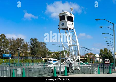 Anaheim, CA, USA – 1 novembre 2022: Il Dipartimento di polizia di Anaheim utilizza una torre di osservazione per la sorveglianza presso il terminal degli autobus di Anaheim, California. Foto Stock