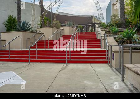 Anaheim, CA, USA – 2 novembre 2022: Scale rosse con ringhiera metallica presso il centro commerciale Gardenwalk di Anaheim, California. Foto Stock