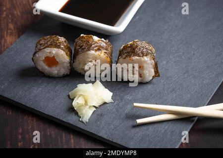 tipico sushi giapponese con salsa di soia e chopsticks Foto Stock