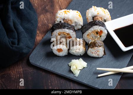 tipico sushi giapponese con salsa di soia e chopsticks Foto Stock