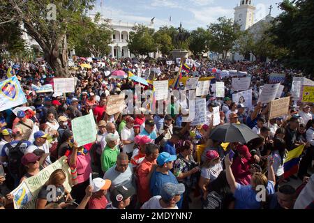 Marcaibo, Venezuela. 23rd Jan, 2023. Centinaia di venezuelani provenienti da istituzioni pubbliche e private sono scesi in piazza per protestare per le uscite fieristiche, come parte delle celebrazioni del gennaio 23, che nel 1958 rovesciò il dittatore generale Marcos Perez Jimenez, per celebrare la Giornata della democrazia nel paese. Il 23 gennaio 2023 a Marcaibo, Venezuela. (Credit Image: © Jose Isaac Bula Urrutia/eyepix via ZUMA Press Wire) SOLO PER USO EDITORIALE! Non per USO commerciale! Credit: ZUMA Press, Inc./Alamy Live News Foto Stock