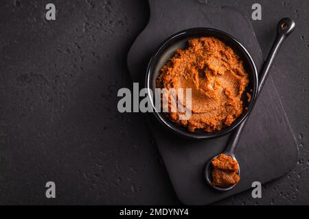 Miso paste - cibi lavorati a base di soia tradizionali giapponesi, su sfondo nero Foto Stock