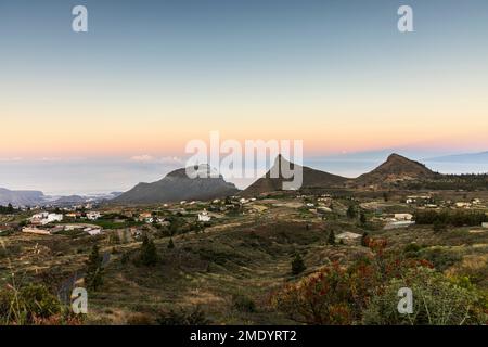 Vista sul villaggio di Ifonche alle località costiere di Los Cristianos e Las Americas all'alba con la luna piena impostazione a ovest, Adeje, Tene Foto Stock