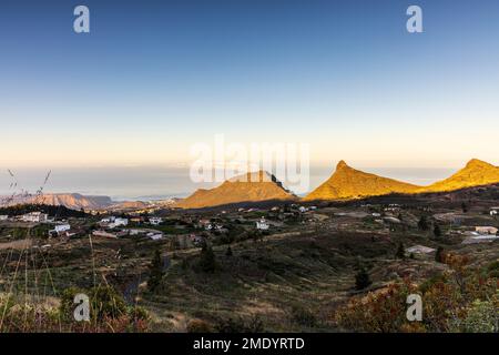 Vista sul villaggio di Ifonche alle località costiere di Los Cristianos e Las Americas all'alba con la luna piena impostazione a ovest, Adeje, Tene Foto Stock