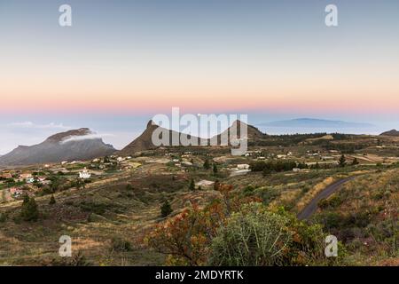 Vista sul villaggio di Ifonche alle località costiere di Los Cristianos e Las Americas all'alba con la luna piena impostazione a ovest, Adeje, Tene Foto Stock