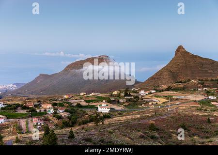 Vista sul villaggio di Ifonche alle località costiere di Los Cristianos e Las Americas all'alba con la luna piena impostazione a ovest, Adeje, Tene Foto Stock