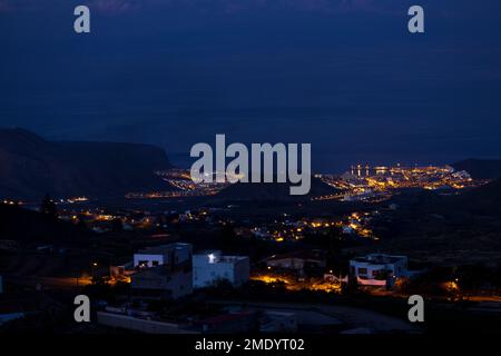 Vista sul villaggio di Ifonche alle località costiere di Los Cristianos e Las Americas all'alba con la luna piena impostazione a ovest, Adeje, Tene Foto Stock