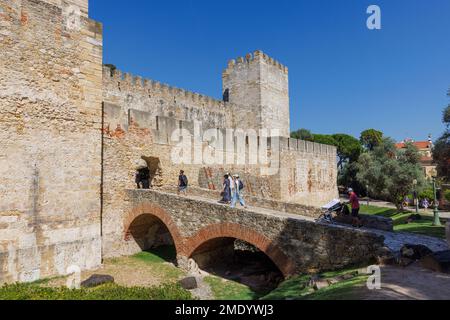 Lisbona, Portogallo. Ingresso al Castelo de Sao Jorge/il Castello di San Giorgio sul fossato ormai asciutto. Foto Stock