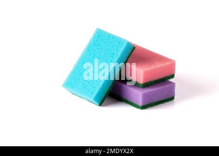 Una pila di spugne colorate da cucina isolate su sfondo bianco. Spugne per lavaggio piatti multicolore. Foto Stock