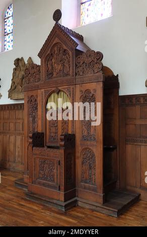 Rheine, Germania - Feb 15 2022 Un confessionale riccamente decorato a St. Anthony's Basilica a Rheine, Germania Foto Stock