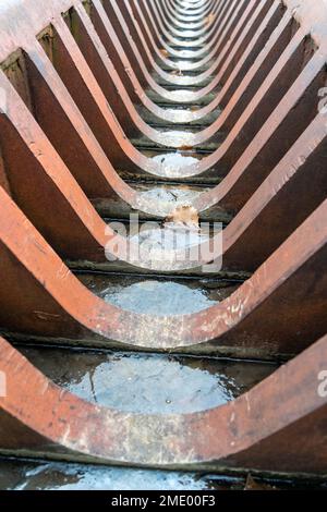 Gabbia di acciaio gelida e fredda che assomiglia ad una gabbia a costine Foto Stock