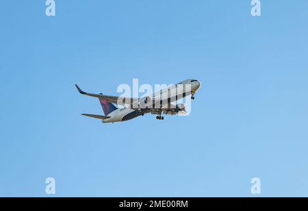 Delta Airlines aereo che scende a terra con carro contro un cielo azzurro chiaro, Scozia, Regno Unito Foto Stock