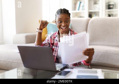Imprenditore afro-americano emotivo che lavora da casa Foto Stock