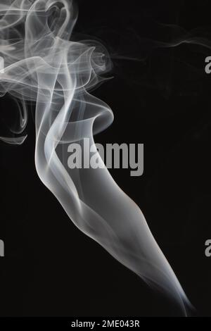 Il fumo dal basso a destra in alto a sinistra Foto Stock