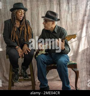 Donna afroamericana anziana e chitarrale bianco anziano che cingano e giocano Foto Stock
