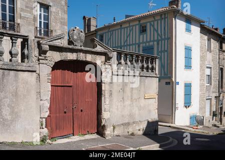 Francia strada provinciale, vista di una porta cinta da mura fine 17th ° secolo e una proprietà domestica a graticcio nella storica città provinciale di Joinville Foto Stock