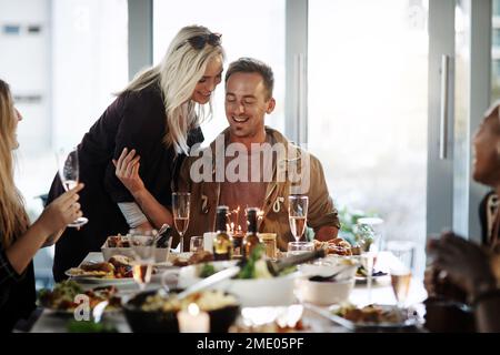 I giorni speciali sono più speciali con le persone speciali. un giovane che festeggia il suo compleanno con i suoi amici. Foto Stock