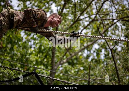 Tyler Holloway della Brigata di artiglieria di campo 115th della Guardia Nazionale dell'Esercito del Wyoming termina l'ultimo ostacolo sul percorso ad ostacoli al Concorso Nazionale Best Warrior tenutosi presso il Sito di addestramento Volontario di Milano, Ten., 26 luglio 2022. La giornata consisteva in una serie di eventi che comprendevano l'assistenza contro gli incidenti, una chiamata al fuoco e corsie improvvisate di dispositivi esplosivi. Il National Best Warrior Competition ha il meglio dei migliori soldati della Guardia Nazionale dell'Esercito. Foto Stock