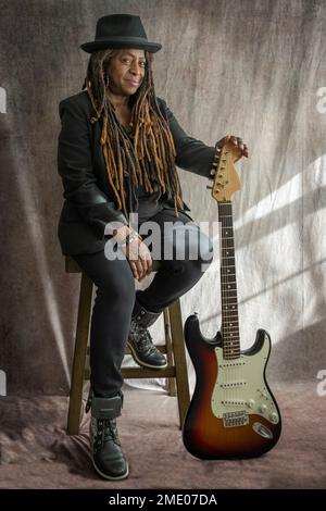 Donna africana americana anziana con chitarra siede per il ritratto Foto Stock