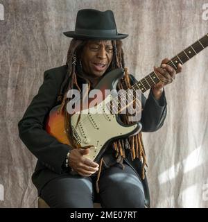 Senior African American Woman Playing Electric Guitar Foto Stock