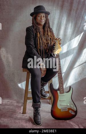 Donna Africana americana anziana con chitarra elettrica siede per il Ritratto Foto Stock