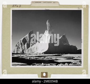 Guardia costiera Icebreakers Aid Navy Task Group nella missione artica. Gli iceberg assumono forme fantastiche dopo che si sono staccati dal Ghiacciaio madre e hanno iniziato il lungo e lento viaggio attraverso Baffin Bay e Davis Strait per minacciare le corsie di navigazione nell'Oceano Atlantico settentrionale. Questo è stato avvistato dagli Stati Uniti La Guardia Costiera Cutter Eastwind, mentre il rompighiaccio per impieghi pesanti si è fatto strada attraverso i campi di ghiaccio per completare con successo il suo compito di portare forniture, attrezzature e personale sostitutivo alla stazione meteorologica più a nord del mondo a Alert. La stazione sulla punta nord-est di Ellismore Isla Foto Stock