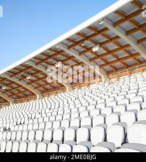 Baldacchino in tessuto bianco con travi in tevere e posti a sedere. Lord's Cricket Ground, Londra, Regno Unito. Architetto: Wilkinson Eyre Architects, 2021. Foto Stock